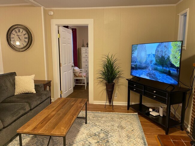 Building Photo - Hillside Cottage! Charming home with a view, 3-bd, 1-ba, fireplace, garage $300 Utility Fee