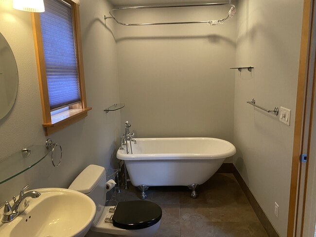 Building Photo - 1112 SW 12th St