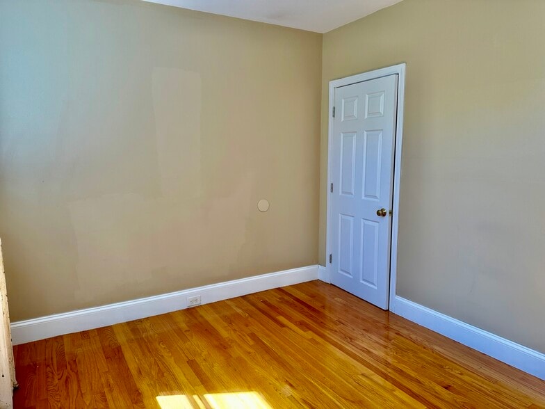 Building Photo - 72 Egmont St