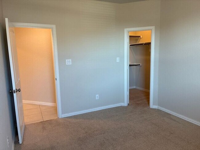 Building Photo - !! MOVE IN SPECIAL: Get 50% OFF!! 4BR/3BA House • In-Unit W/D • Attached Garage  • Backyard in Sa...