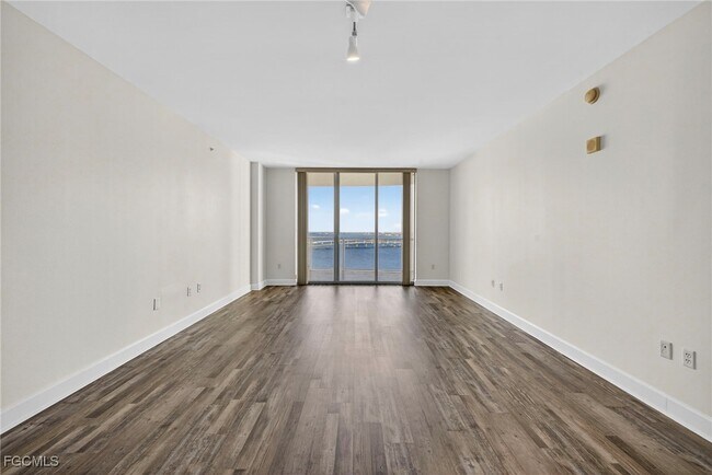 Building Photo - 3000 Oasis Grand Blvd