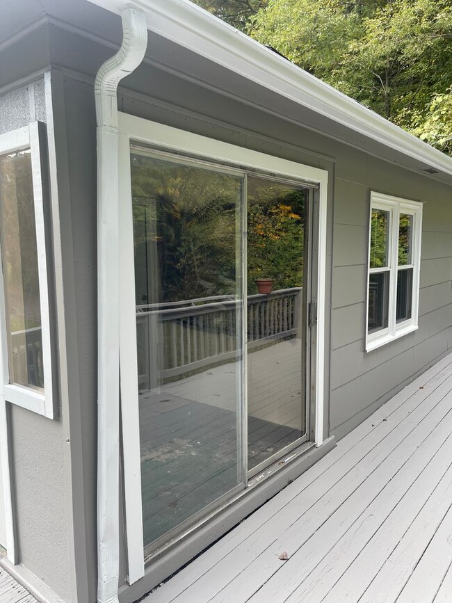 Building Photo - Large 4 Bedroom House On Hwy 105