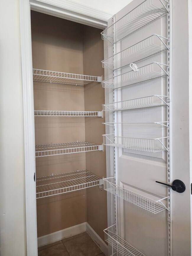 Building Photo - 208 Lockwood Ct