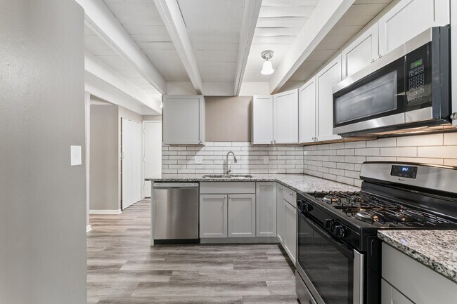 Building Photo - Charming Mid-Century Ranch Home Available Now!  1st Month's Rent is FREE!*