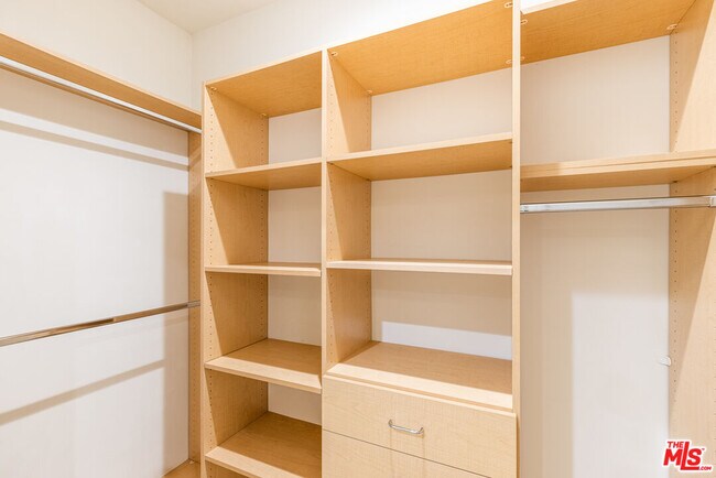 Building Photo - 2347 Fox Hills Dr