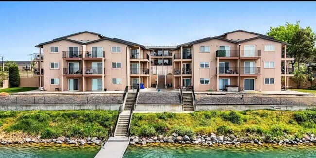 Building Photo - 2900 W Marina Dr