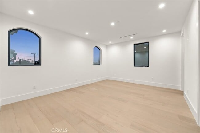 Building Photo - 8065 Lloyd Ave