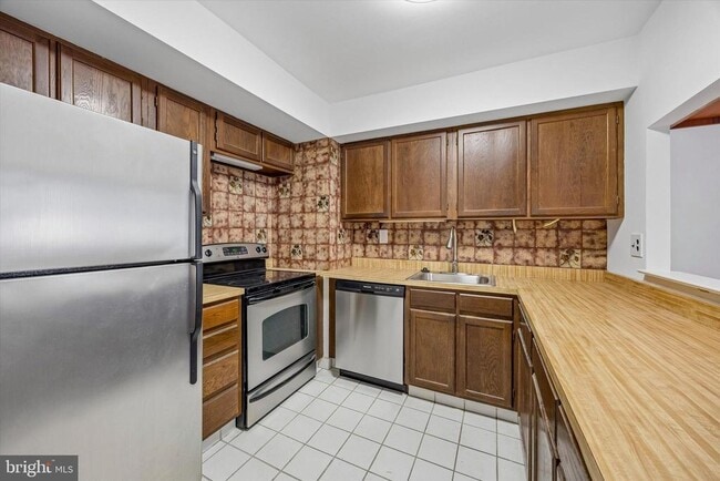 Building Photo - 517 S Randolph Ct