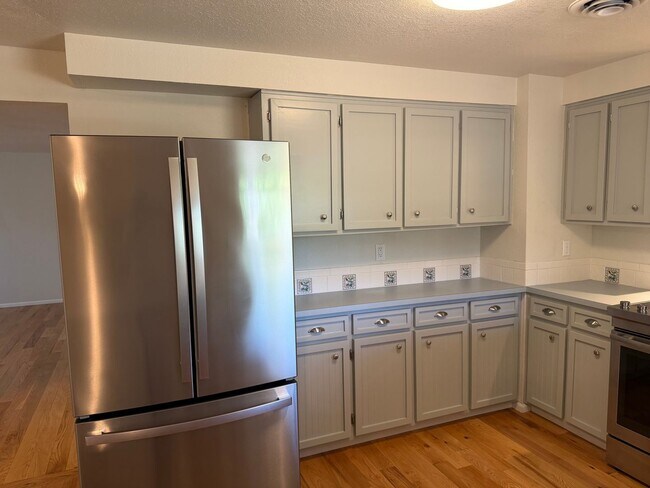 Building Photo - Updated 3-bedroom, 2-bathroom house in desirable Thurston neighborhood!