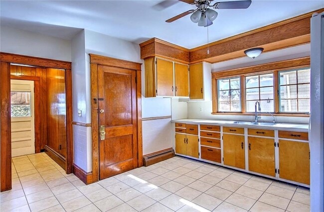 Building Photo - 910 Hope St