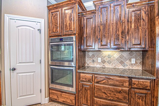 Building Photo - 5811 Oak Creek Drive