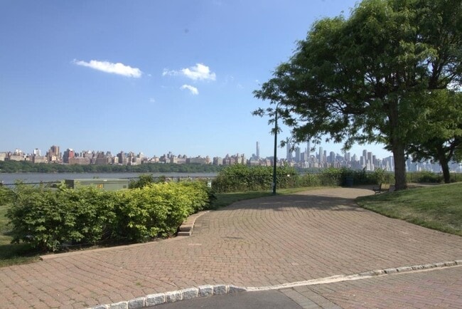 Building Photo - 340 The Promenade