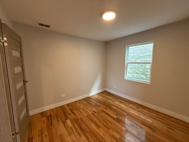 Building Photo - 5942 S Justine St