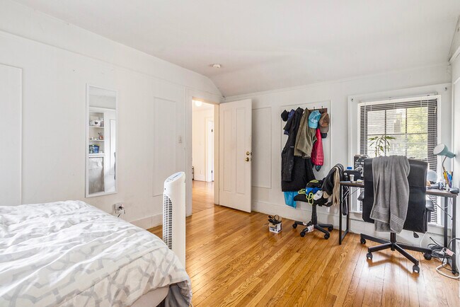 Building Photo - 415 N Thayer St