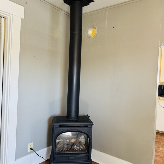 Building Photo - 1542 S Oakes St