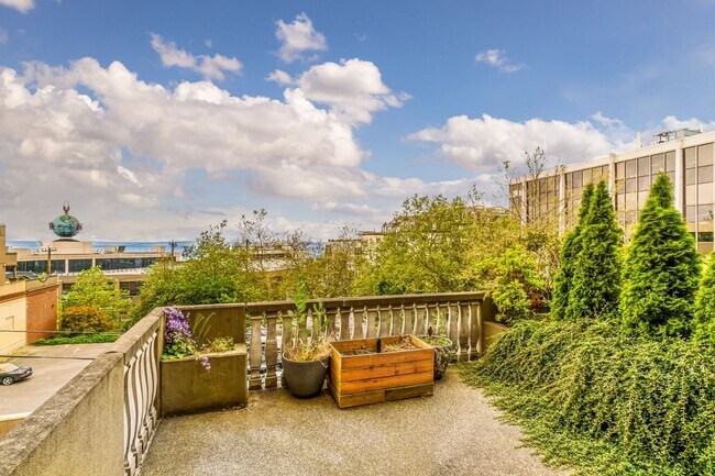 Building Photo - Uptown 2 bedroom 1 bath with garage parkin...