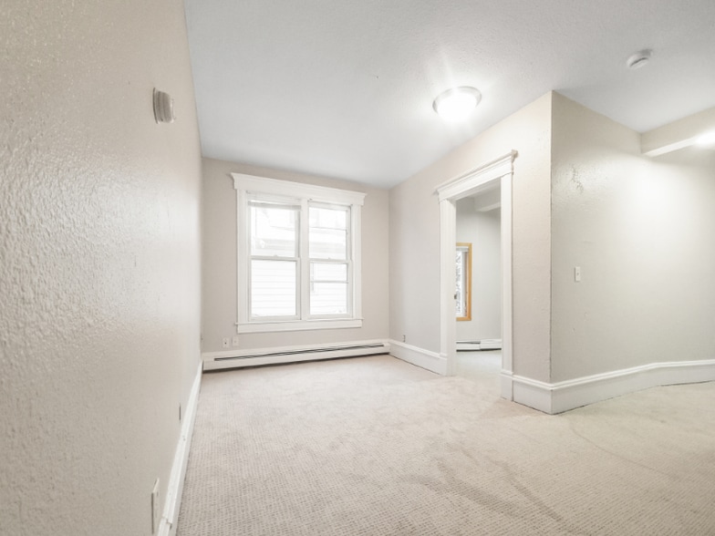 Building Photo - 644 Van Buren St NE