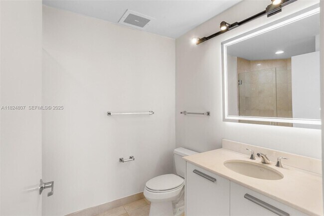 Building Photo - 1060 Brickell Ave