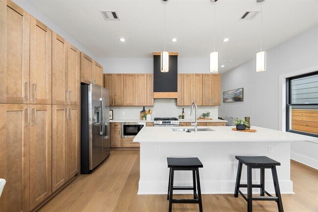 Building Photo - 122 E 31st 1/2 St