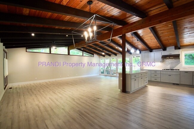 Building Photo - Beautifully Remodeled Corte Madera Home!