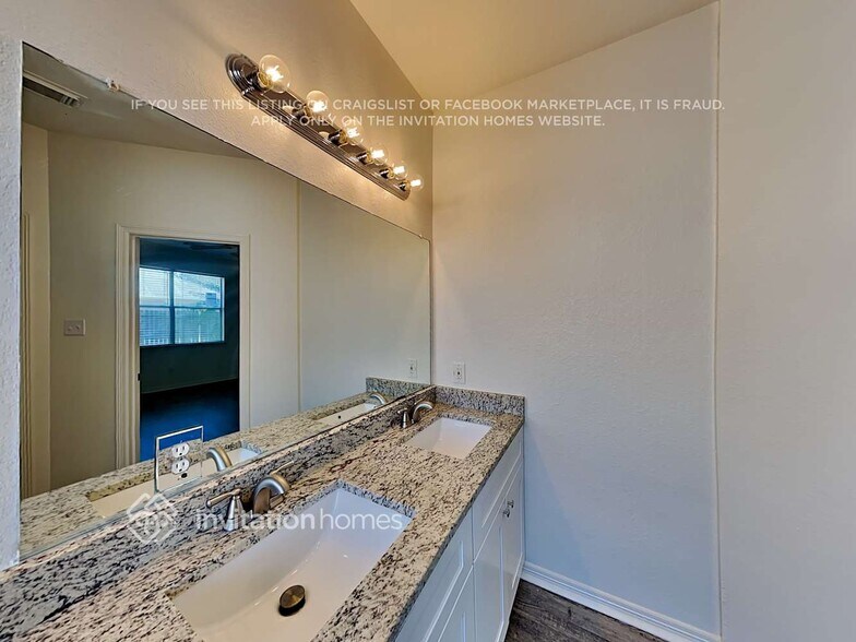 Building Photo - 411 Drake Ln