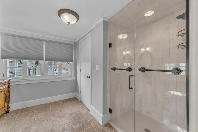 Building Photo - Gorgeous East Crestwood Home