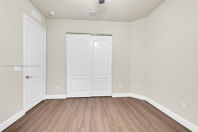 Building Photo - 9051 Edgewater Bend