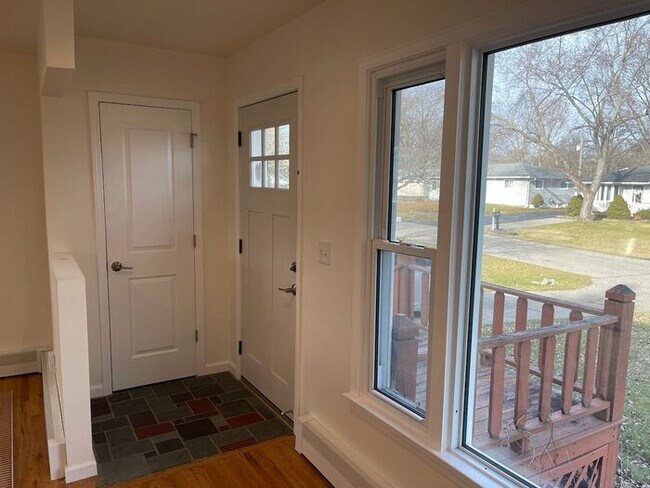 Building Photo - Charming 3-Bedroom Home with Finished Basement in Waterford Township