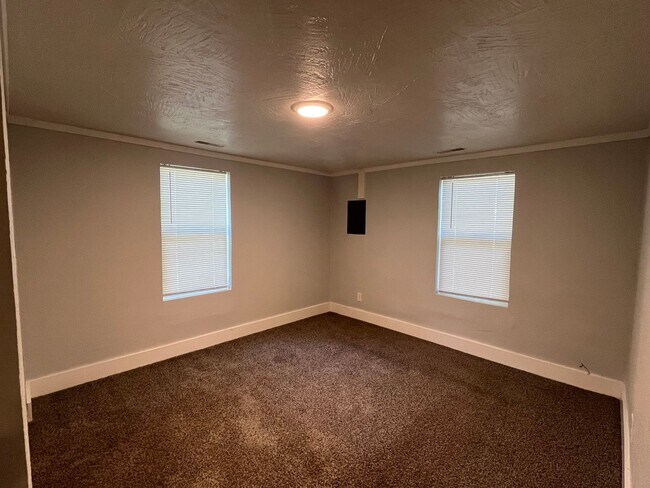 Building Photo - 3 Bedroom!
