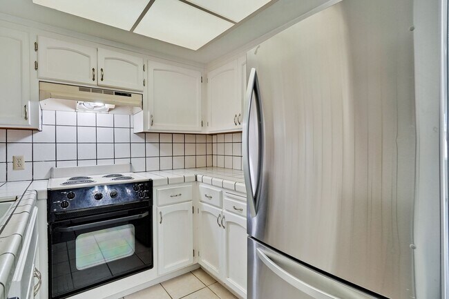 Building Photo - 947 // Duplex
