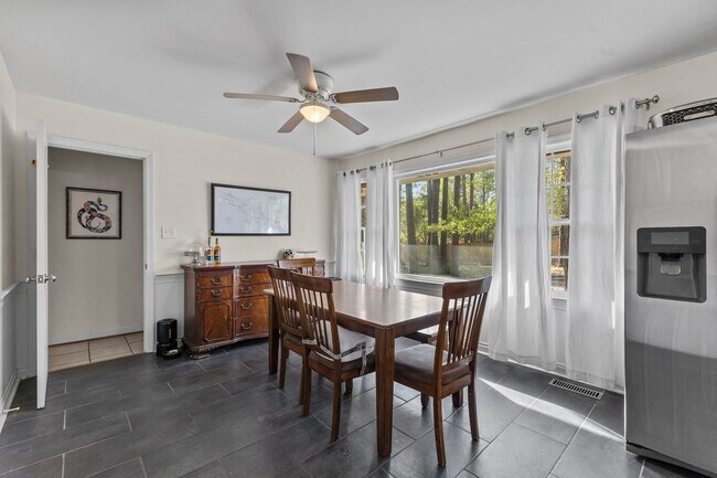 Building Photo - 2125 Forest Hills Dr