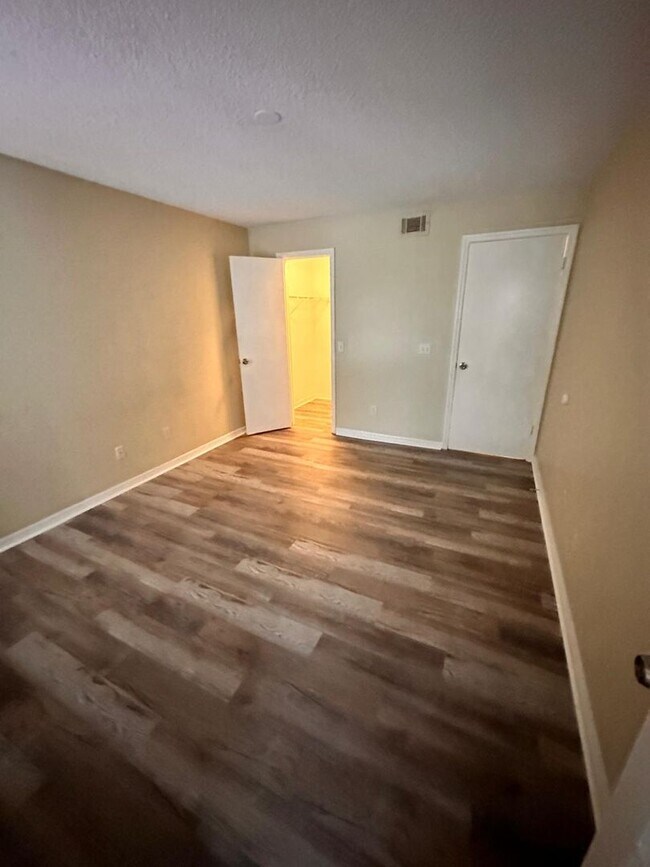 Building Photo - V2235