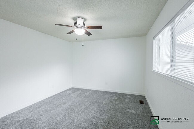 Building Photo - New Renovated 2 Bed 2 bath Townhome