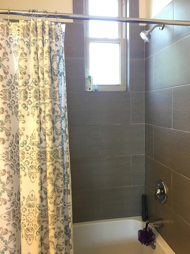 Building Photo - 1421 W Huron St