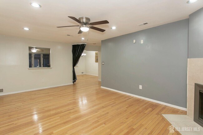 Building Photo - 410 Johnstone St