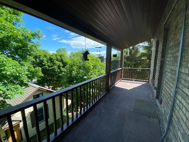 Building Photo - 920 E 5th St