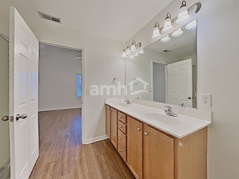 Building Photo - 1315 Chapmans Retreat Dr