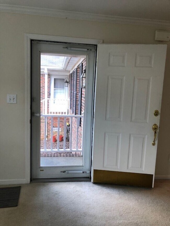 Building Photo - READY TO MOVE IN! 2 Beds 2 Baths! Price ad...