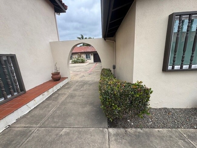 Building Photo - Beautifully Renovated 2-Bedroom Home in Tr...
