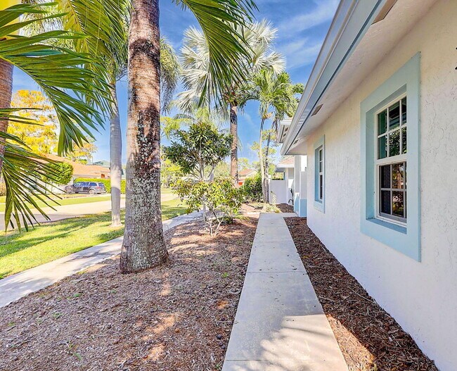 Building Photo - 1176 Staghorn St