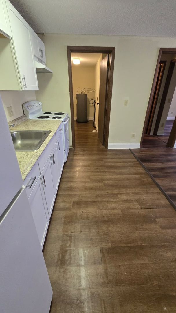 Building Photo - Fully Renovated 1/1 Available for Immediat...