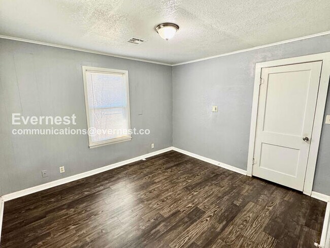 Building Photo - 3 Bed, 2 Bath with Fenced Yard / Pet-Friendly / Available Now!