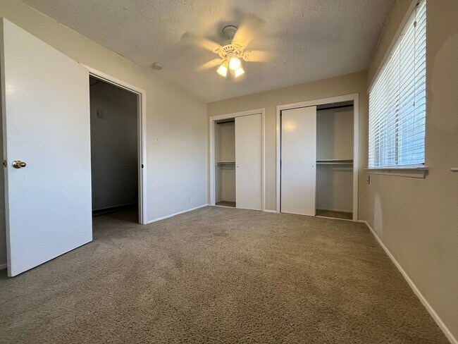Building Photo - 2 Bedrooms in Great Dove Springs Location