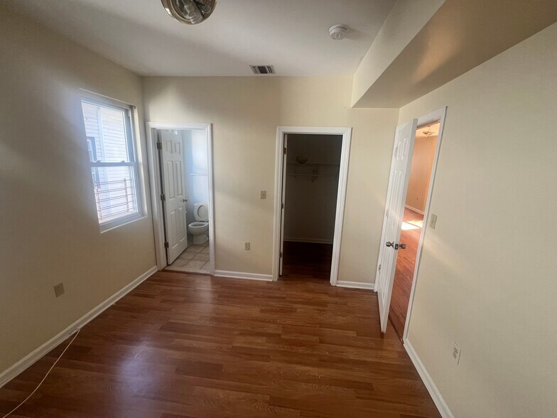 Bedroom with full bathroom - 895 S 18th St