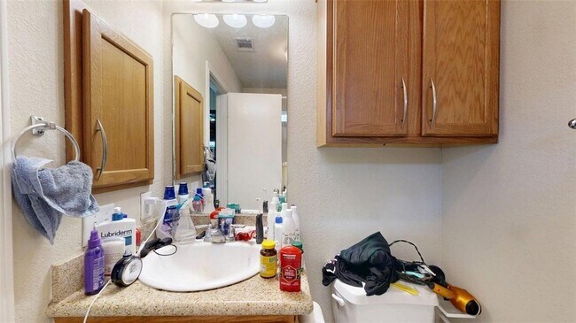 Building Photo - 2933 McLaren Dr