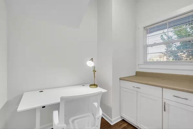 Building Photo - Fully Furnished 5-Bedroom Home Near MSU | En-Suite Baths + All Utilities Included