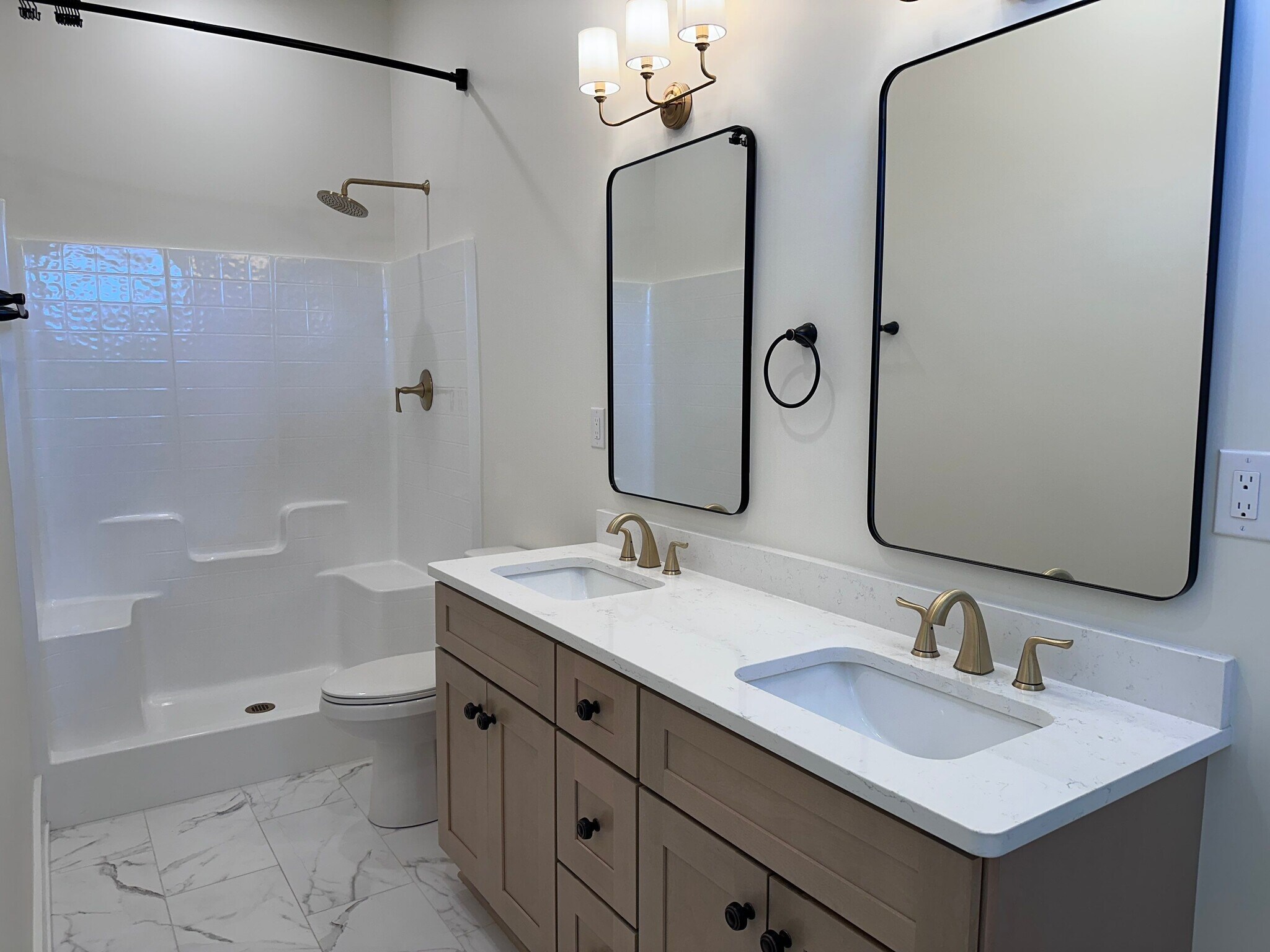 Building Photo - 136 McCowat St