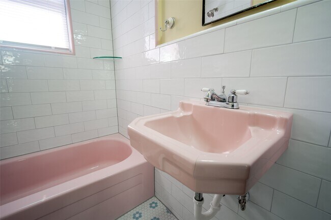 Building Photo - 811 Sul Ross St