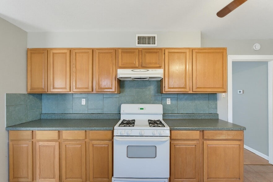 Building Photo - 618 S La Salle Dr