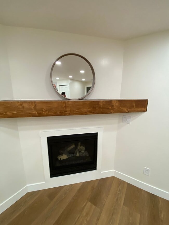 Building Photo - Light and Bright Basement apartment